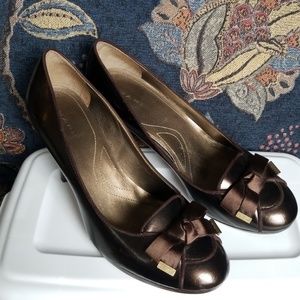 Tahari Brown Bow Pumps 9